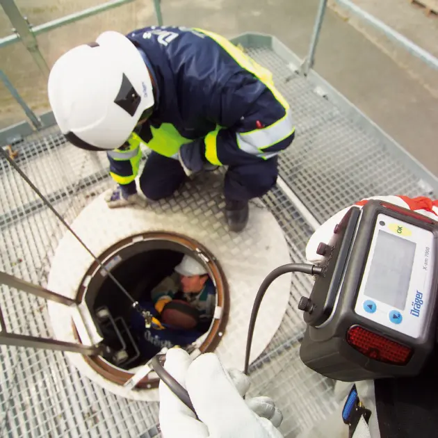 deux personnes qui sont en train de travailler dans un espace confiné