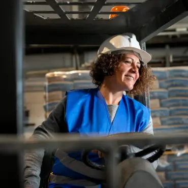 femme en train de conduire un utilitaires qui necessite le permis CACES