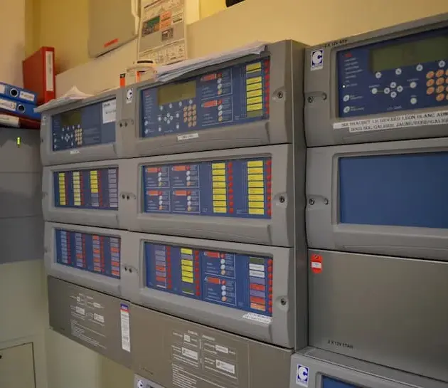 tableau de commande d'un système de sécurité incendie dans une salle de commande