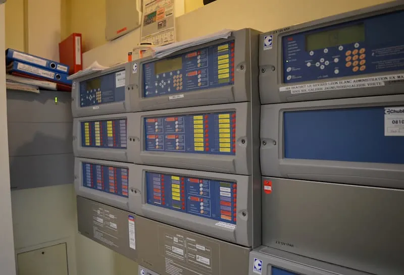 tableau de commande d'un système de sécurité incendie dans une salle de commande