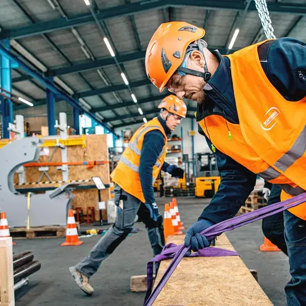 deux personnes en train de se former a l'élingage et pour être chef de manoeuvre
