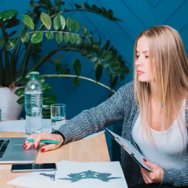femme entrain de travailler sur un bureau avec un ordinateur