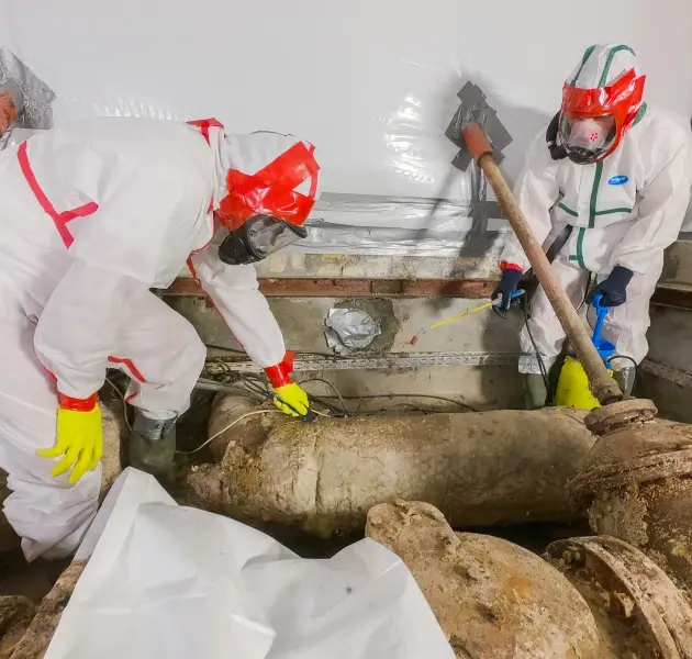 travailleurs en train de traiter un zone contenant de l'amiante