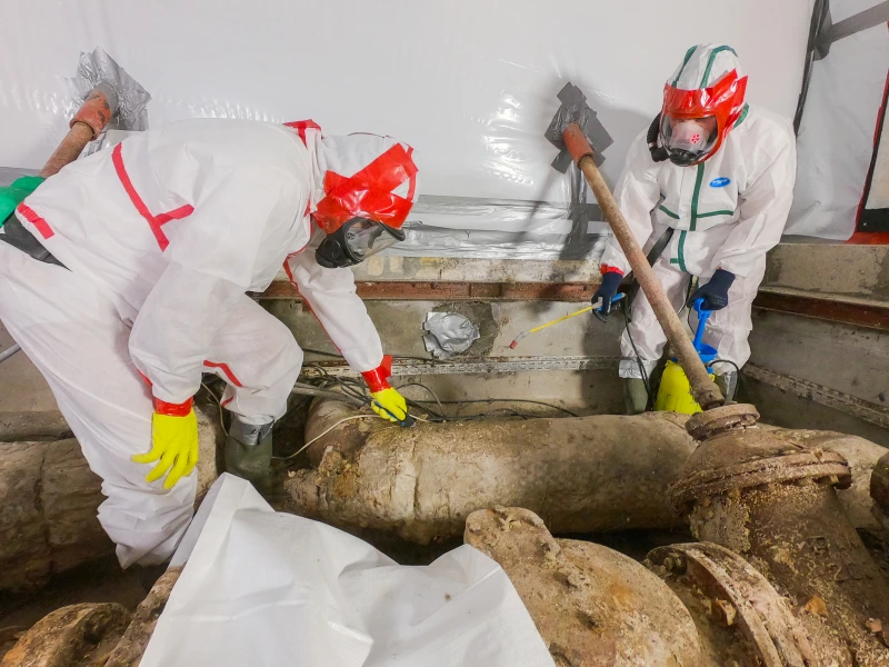 travailleurs en train de traiter un zone contenant de l'amiante