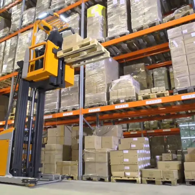 hangars contenant des cartions et un chariot élévateur industriels qui est en train de déplacer des palettes de marchandises