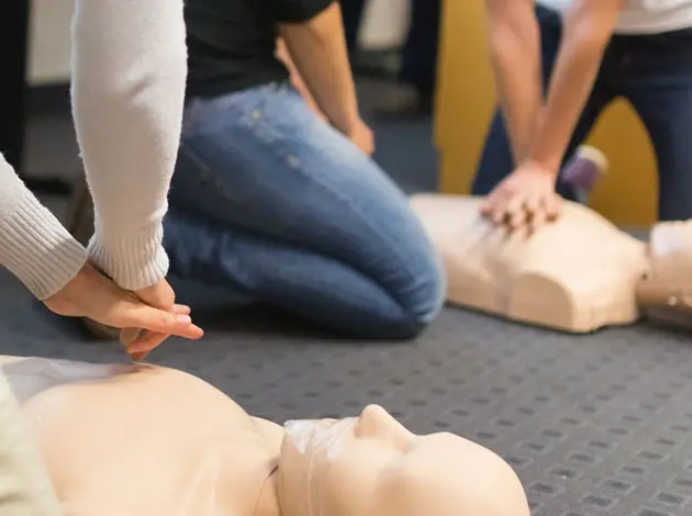 plusieurs personnes entrain de se former sur un mannequin et à pratiquer un massage cardiaque dans le cadre d'une formation sst