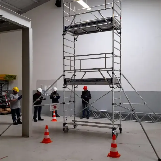 formateur autour dun échafaudage qui sont entrain de prendre des notes sur une tablette