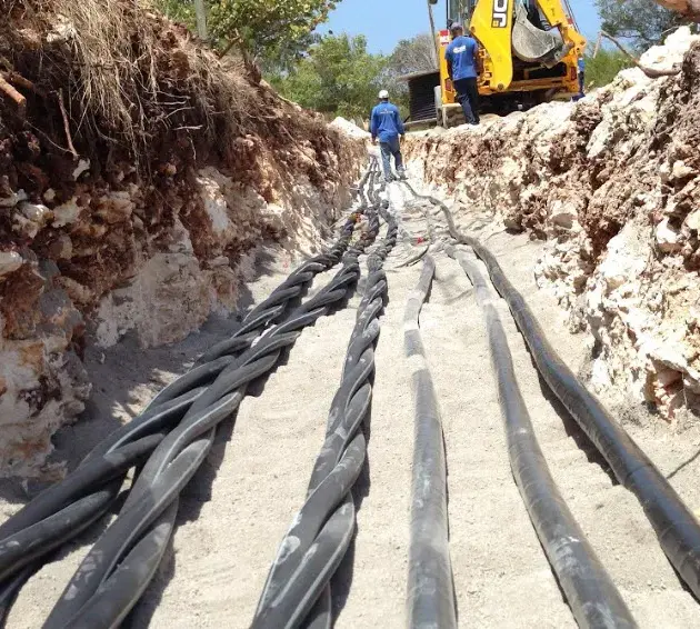 vue d'une tranchée souterraine sur un chantier avec deux employé