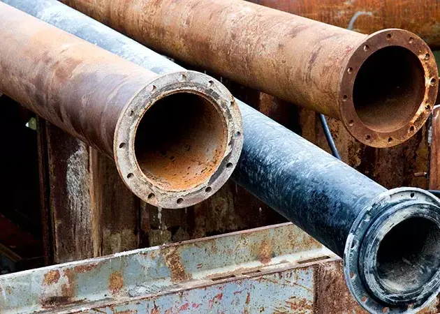 plusieurs tuyaux avec du plomb qui représente un danger pour les employé